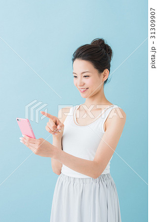 スマートフォンを持つ女性 31309907