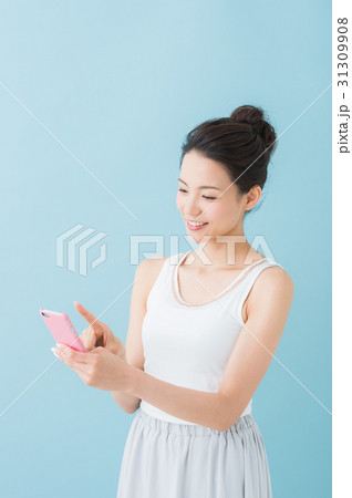 スマートフォンを持つ女性 31309908