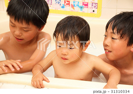 仲良くお風呂に入っている兄弟 長男 二男 四男 の写真素材