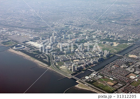 東京湾上空から見る千葉市幕張の花見川河口付近の街並みと湾岸道路、京葉線の交通網 31312205