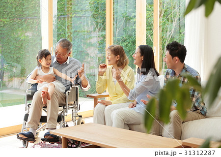 三世代家族　介護イメージ 31312287