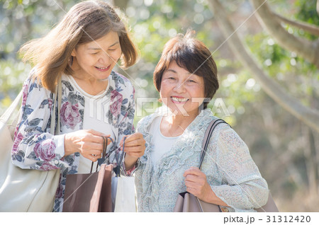 笑顔のシニア女性二人 31312420