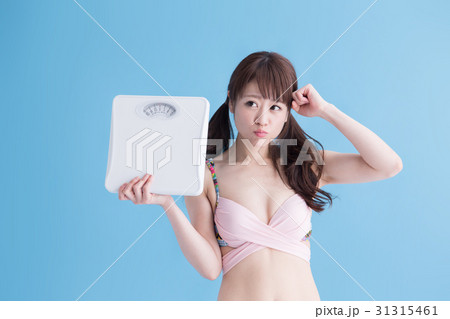 水着の女性・ブルーバック 水着の女性・ブルーバック 31315461