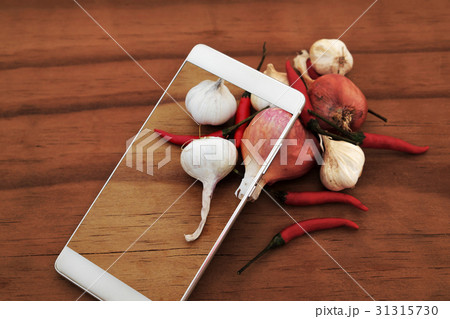 Chili, garlic, shallots With mobile technology Chili, garlic, shallots With mobile technology 31315730