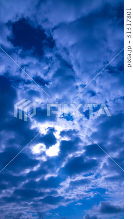 6月の空と雲 （縦） 31317801