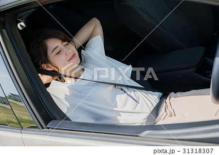 運転席で眠る女性 31318307