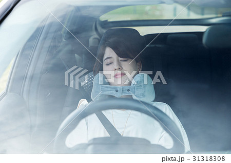 運転席で眠る女性 31318308