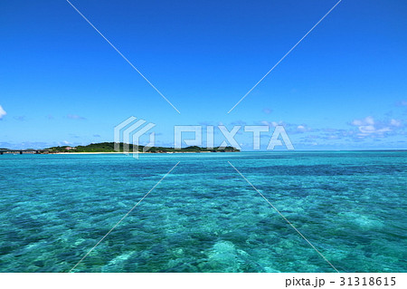 人気のリゾート沖縄離島、宮古島の透き通る青い海と空 人気のリゾート沖縄離島、宮古島の透き通る青い海と空 31318615