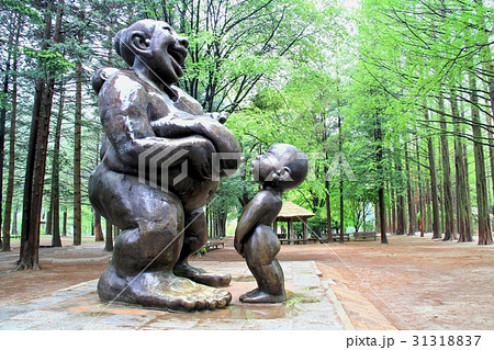 Statue of mother and son in the park at Namiseom 31318837