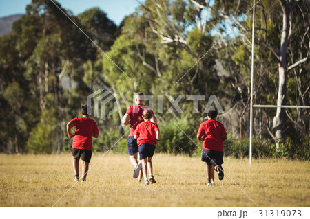 Trainer training kids in the boot camp Trainer training kids in the boot camp 31319073