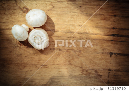 Food. Fresh white mushrooms champigonons 31319710