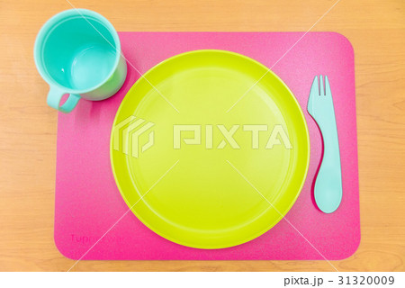 Bright plastic tableware 31320009