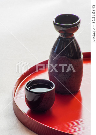 日本酒 お猪口 徳利 縦位置 日本酒 お猪口 徳利 縦位置 31323845