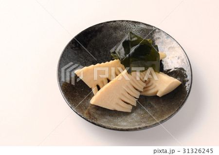 若竹煮 たけのことわかめの煮物 白背景 31326245