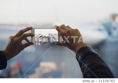 Man hand take picture of airplane using cellphone Man hand take picture of airplane using cellphone 31326781