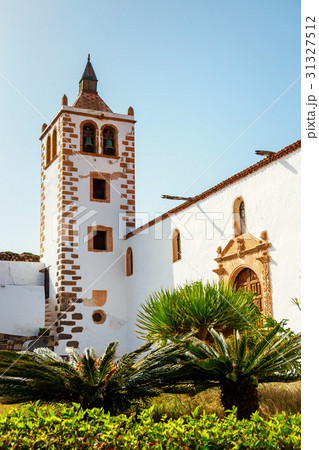 Central square with church in Betancuria village 31327512