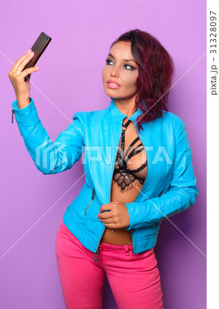 woman makes self portrait on smartphone woman makes self portrait on smartphone 31328097