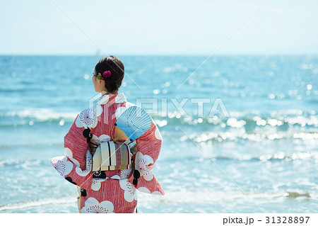 海の浴衣女性 海の浴衣女性 31328897