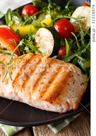 Grilled fillet of salmon with a salad of zucchini, 31328979