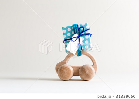 Toy car carrying a small gift box 31329660