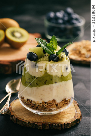 Dessert with yogurt,muesli,blueberries and kiwi Dessert with yogurt,muesli,blueberries and kiwi 31329694
