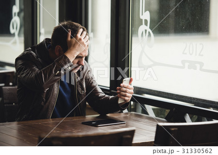 Amazed schoked man reading message or recieving 31330562