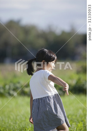 屋外にて遊ぶ女の子 屋外にて遊ぶ女の子 31330933