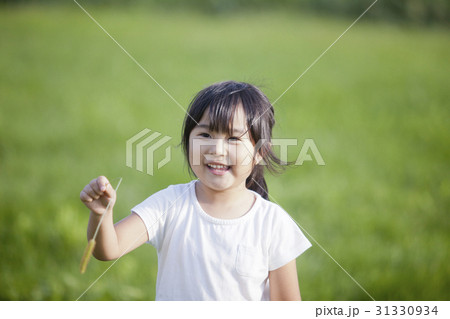 屋外で遊ぶ女の子 31330934