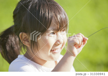 屋外で遊ぶ女の子 屋外で遊ぶ女の子 31330941