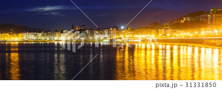 Panorama of La Concha creek in autumn night at Donistia 31331850
