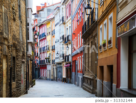 dwelling street in historic part of Vitoria-Gasteiz 31332144