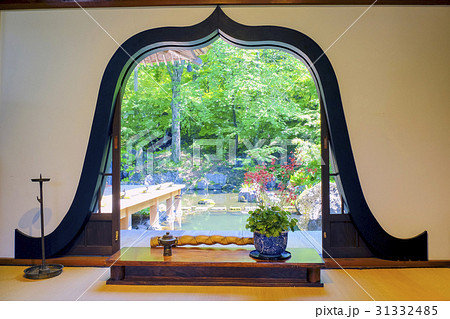 新緑の火灯窓 31332485