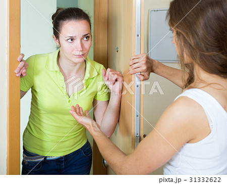 women having conflict women having conflict 31332622
