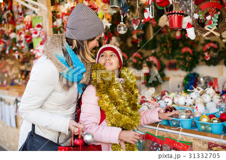 Ordinary mother with small daughter in market 31332705