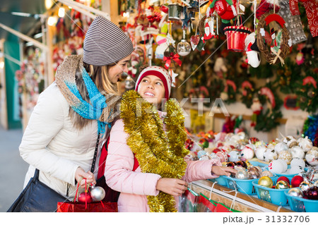 Happy mother with daughter buying decorations for Xmas 31332706