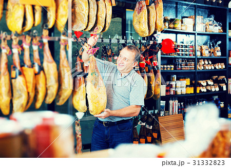 Man selecting Spanish jamon leg Man selecting Spanish jamon leg 31332823