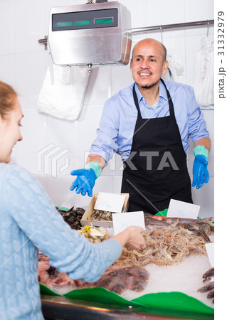 Customer buying cooled fish in fishery. Customer buying cooled fish in fishery. 31332979
