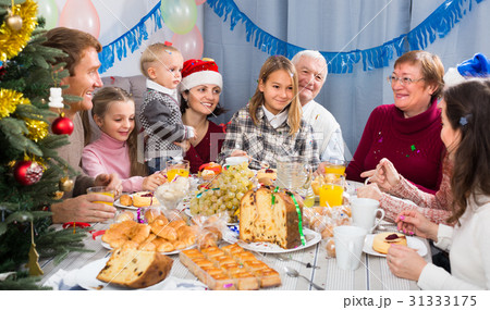 Family with children are engaging in dialog 31333175