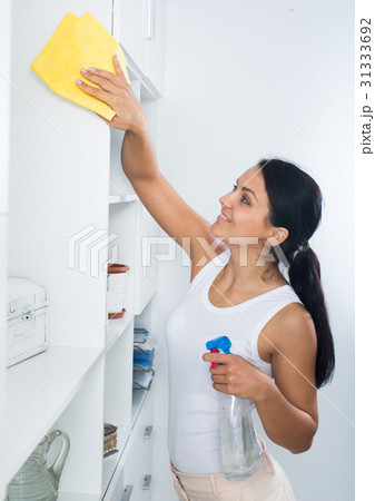 Brunette clean up house 31333692