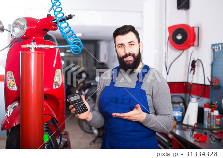 Work to repair the motorbike 31334328