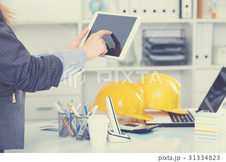 Woman using touchscreen tablet 31334823