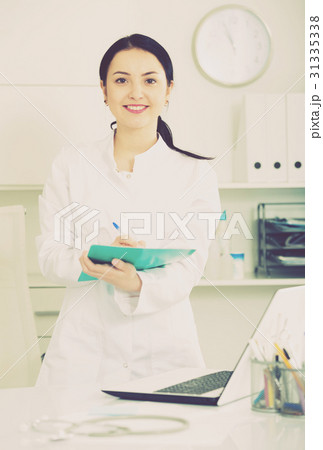 Nurse arranging appointment Nurse arranging appointment 31335338