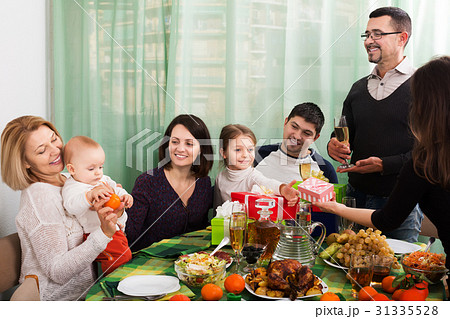Family celebrating girl's birthday 31335528