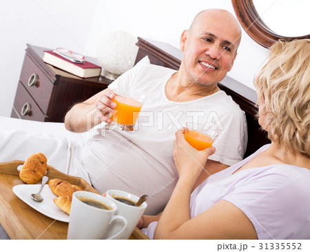 Couple having breakfast in bed 31335552