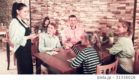Waitress taking order from guests 31336016