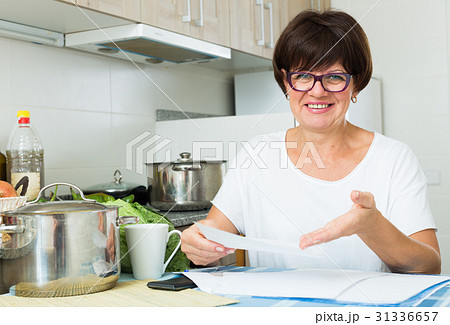 happy woman paying bills 31336657