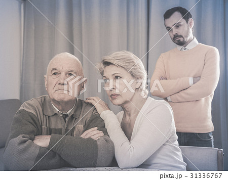 Parents arguing with son 31336767