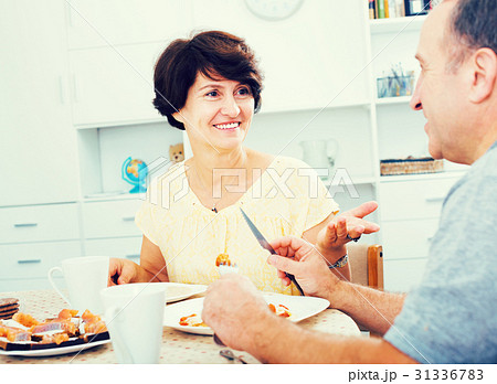 Woman eating lunch with husband 31336783