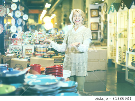 Woman chooses ceramic 31336931