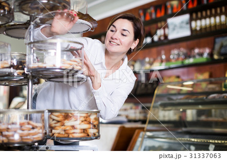 Woman choosing dessert 31337063